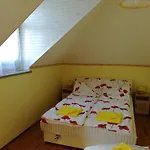 Negy Evszak Vendeghaz 招待所 3*